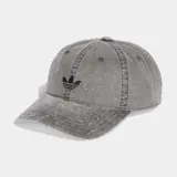 Gorra de béisbol con efecto lavado, confeccionada en sarga de algodón. Presenta un diseño clásico de seis paneles con ojales bordados para ventilación y un logo del Trifolio de Adidas bordado en el panel frontal. Incluye un cierre ajustable de anillos en forma de D en la parte posterior.