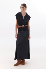 Falda larga color beige confeccionada en satén, de corte recto y cintura elastizada.