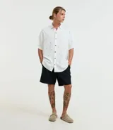 Bermuda masculina color verde con cintura elastizada ajustable con lazo, bolsillos laterales y traseros, y etiqueta de goma en el ruedo. Confeccionada en poliéster.