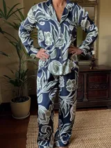 Pijama de seda estampado, compuesto por una camisa de manga larga con botones y un pantalón recto con elástico en la cintura.