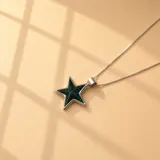 Collar de cadena fina de plata 925 con dije en forma de estrella, con centro de resina color azul oscuro y borde plateado.