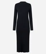 Vestido midi de punto acanalado color bordó, con cuello redondo y mangas largas. Presenta un diseño ajustado en el torso que se extiende hacia una falda con caída fluida.
