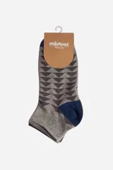 Medias soquetes de algodón con diseño geométrico de triángulos en tonos grises, con talón y puntera en azul y naranja.