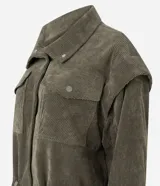 Campera Marfinno de pana verde militar, con cuello alto, cierre frontal con botones a presión, bolsillos con solapa en el pecho y cordón ajustable en el bajo.