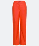 Pantalón recto de cuero sintético color naranja, con cierre frontal con botón y cremallera.