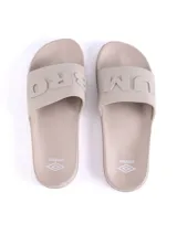 Ojotas de goma negras con logo Umbro en gris.