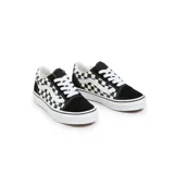 Championes Vans modelo Old Skool, con diseño clásico de tablero de ajedrez en blanco y negro, puntera y talón en gamuza negra y la icónica banda lateral blanca.