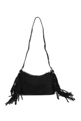 Bandolera negra con flecos y ojales metálicos.