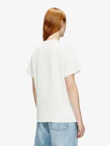 Remera de algodón negra de calce regular, con cuello redondo y mangas cortas. Presenta el icónico logo Oval D con acabado metálico en el centro del pecho.