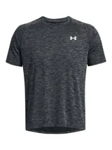 Remera deportiva Under Armour Tech™ para hombre, color negro jaspeado, de corte suelto y tejido ligero y transpirable. Cuenta con logo de la marca en el pecho.
