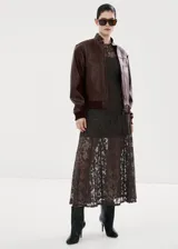 Chaqueta tipo bomber de cuero sintético color bordó, con cierre frontal, cuello alto y bolsillos delanteros amplios. Cuenta con puños y cintura de canalé elástico.