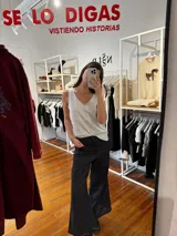 Musculosa blanca de lino y algodón, con escote en V.