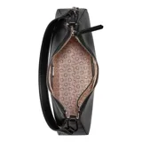 Cartera tipo shoulder bag de Guess color negro, confeccionada en cuero sintético, con diseño estructurado, cierre superior y correa de hombro ajustable. Incluye herrajes plateados, logo metálico frontal y un dije colgante en forma de llaves.