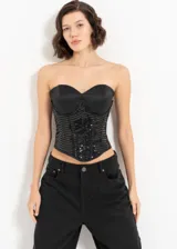 Top corset negro con escote corazón, diseño ajustado y detalles de lentejuelas horizontales.