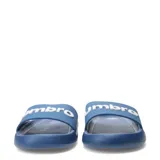 Sandalia tipo slide marca Umbro, color azul, con banda superior ancha que presenta el logo de la marca en relieve color blanco.