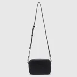 Cartera tipo bandolera de diseño compacto y rectangular, con cierre superior y correa larga ajustable. Presenta el logo de la marca grabado en el frente.