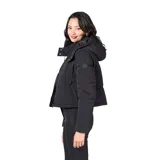 Campera multifunción modular color negro, con diseño matelaseado y capucha desmontable. Su sistema de cierres permite transformarla en cuatro versiones: campera larga, campera corta, chaleco largo y chaleco corto.