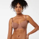 Sujetador color marrón de microfibra, con copas con relleno y tirantes ajustables.