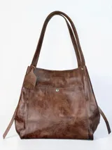 Bolso tipo tote grande de cuero genuino marrón, con asas de hombro dobles, bolsillo exterior con botón a presión y llavero colgante con la marca grabada.