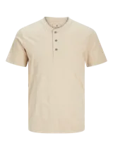 Remera básica de manga corta en color beige, con cuello mao y cartera corta con botones. Confeccionada en jersey de algodón.