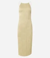 Vestido midi de jersey texturizado color verde oliva, con escote halter, espalda descubierta, breteles finos y tajo lateral.