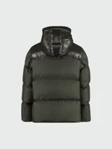 Campera puffer Moncler Damavand color verde militar con capucha y relleno de plumas.