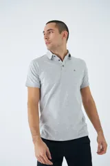 Polo de jersey gris con calce regular, logo bordado y mangas cortas. Confeccionada en 97% algodón y 3% spandex.