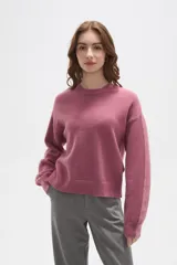 Sweater de tejido jacquard color azul marino, con cuello redondo y diseño holgado. Presenta franjas laterales en color gris claro a lo largo de las mangas largas.