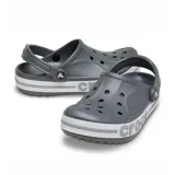 Zuecos Crocs modelo Bayaband color azul marino, con banda blanca y línea roja en la suela que incluye el logo de la marca en letras rojas.