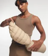 Campera ultraligera gris con capucha, cierre de cremallera, bolsillos con cremallera y diseño acolchado.