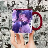 Taza blanca con interior y asa color rojo, con estampado de Sinobu Kocho del anime Kimetsu no Yaiba.