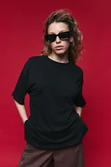Remera de algodón con corte boxy fit, silueta amplia, hombros caídos y aberturas laterales.