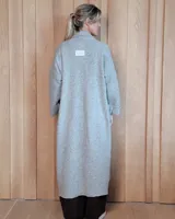 Sacón largo de punto abierto, confeccionado en lana, con diseño holgado, mangas anchas y cuello tipo solapa.