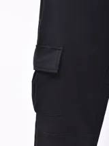 Pantalón de jogging negro con bolsillos cargo laterales, cintura elástica ajustable con cordón y puños elásticos.