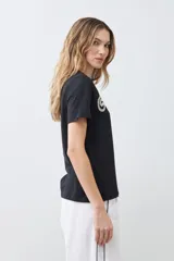 Remera negra de algodón con bordado blanco en el frente.