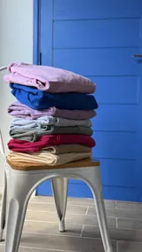 Pantalón deportivo de tiro alto con puños elásticos en los tobillos y bolsillos laterales.