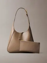 Cartera tipo hobo mediana Calvin Klein de poliuretano color beige, con diseño estructurado, costuras pespunteadas y correa ajustable con hebilla metálica dorada.