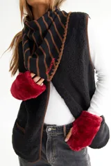 Pañuelo triangular de tejido de punto con diseño de rayas horizontales en tonos azul y celeste. Presenta bordes con acabado deshilachado.