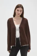 Cardigan de viscosa color marrón, con cuello en V, cierre frontal con botones y detalle de costura decorativa en contraste a lo largo de los bordes.