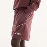Short deportivo New Balance Trackside de felpa francesa color bordó, con cintura elástica y cordón ajustable, bolsillos laterales y ribetes en contraste. Cuenta con logo bordado en el muslo izquierdo.