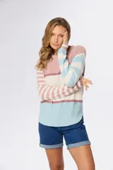 Buzo de tejido fino con rayas horizontales en tonos rosa, blanco y celeste, confeccionado en algodón.