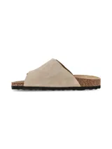 Sandalias planas color taupe, con diseño de dos tiras anchas ajustables mediante hebillas metálicas doradas. Cuenta con suela de corcho y base de goma negra con relieve.