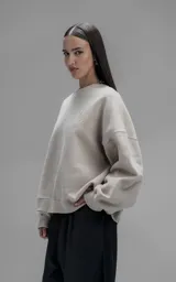 Buzo de cuello redondo confeccionado en frisa de algodón, con diseño de hombros caídos y calce regular. Presenta un bordado del logo en el frente y terminaciones en punto rib en cuello, puños y ruedo.