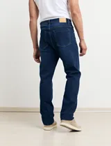 Pantalón de jean de corte recto, color azul.