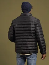 Campera puffer color bordó con cierre frontal y bolsillos laterales con cierre.