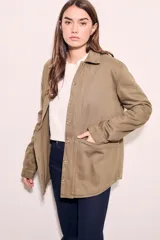 Sobrecamisa verde oliva de algodón con cuello clásico, cierre frontal con botones, bolsillos de parche en el pecho y corte recto.