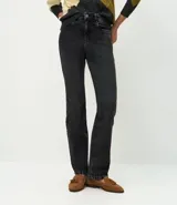 Pantalón de jean de corte recto y cintura alta, con diseño clásico de cinco bolsillos, cierre frontal con cremallera y botón, y acabado en lavado oscuro.