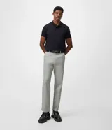 Pantalón de sastrería color gris claro, de corte recto y diseño clásico, con bolsillos laterales y trabillas para cinturón.