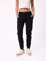 Babucha de algodón y poliéster en color gris oscuro, con cintura elástica ajustable mediante cordón, bolsillos laterales y cierre en los tobillos.