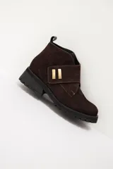 Bota corta de cuero color chocolate, con suela track y detalle de hebilla metálica dorada en el lateral.